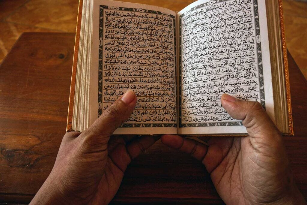 hände halten koran in der hand