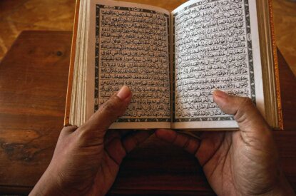 hände halten koran in der hand