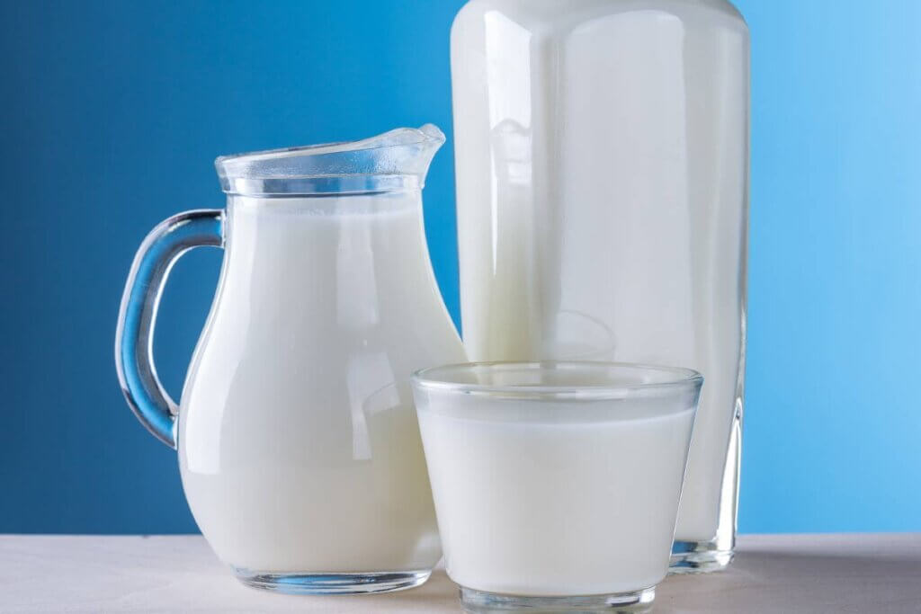 Milch und Milchprodukte in Glaesern