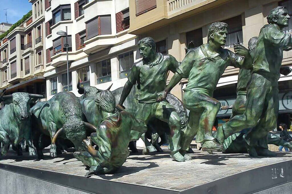Statue vom Stierrennen in Pamplona