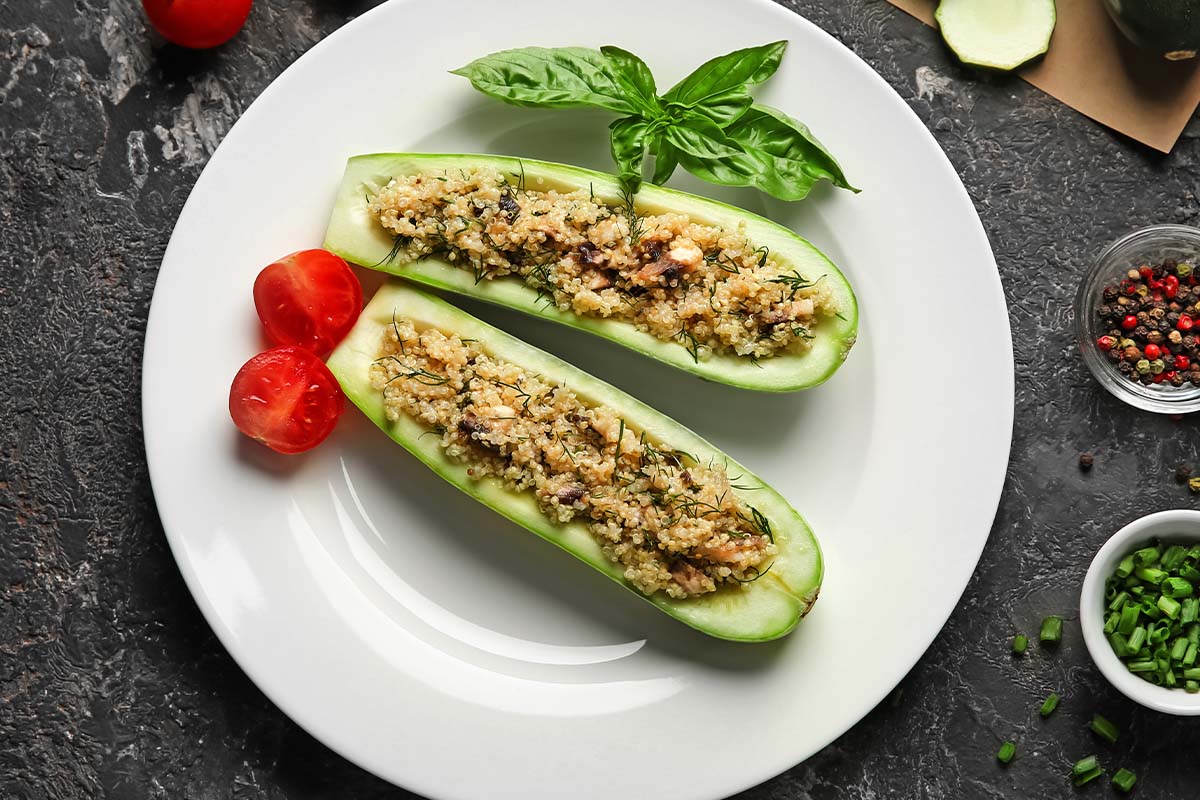 Gefüllte Zucchini: Rezept für frische Rohkost-Zucchini-Schiffchen