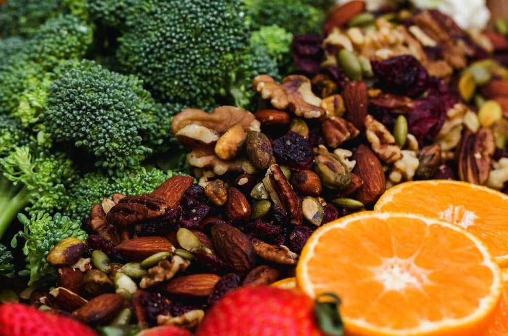 Gemuese mit Obst und Nuessen