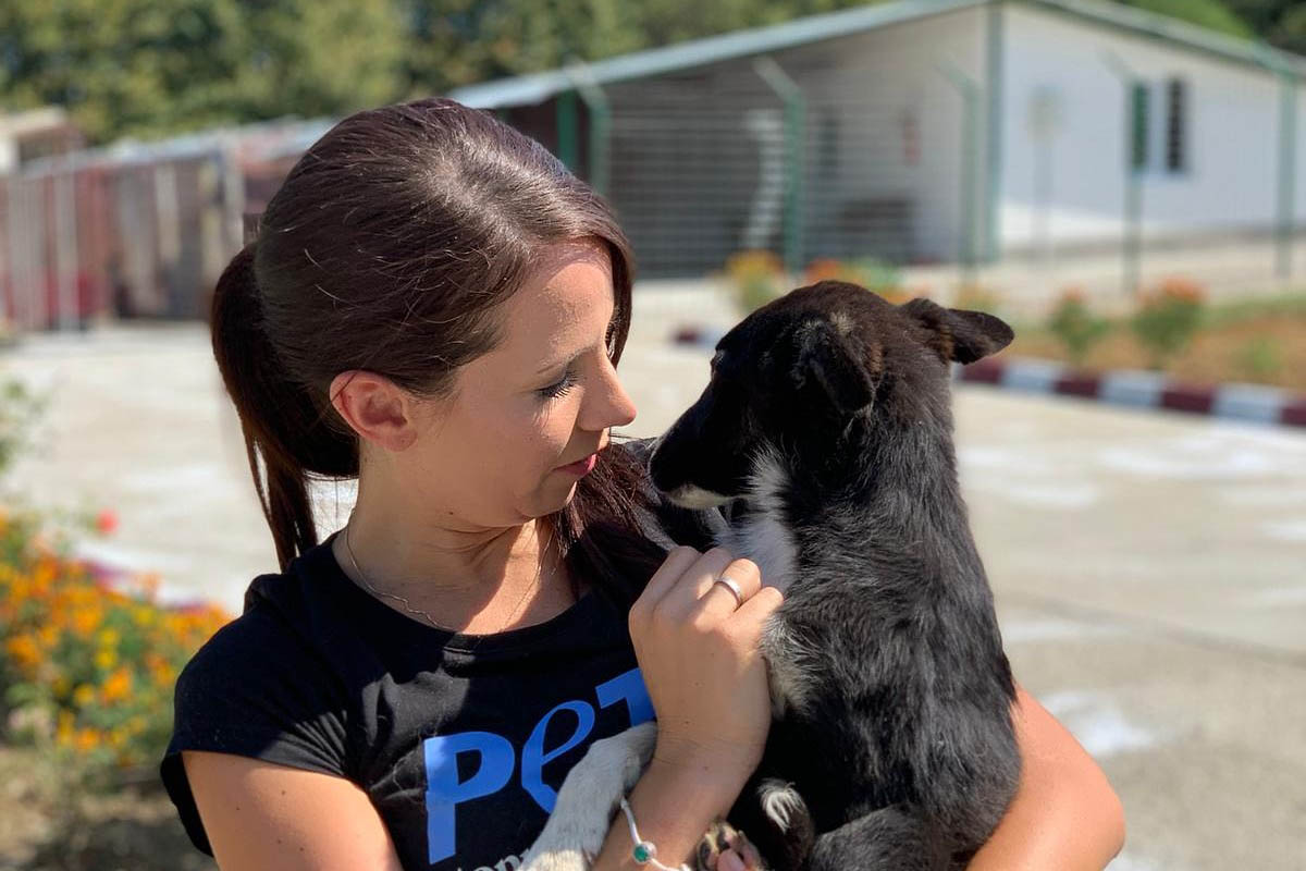 PETA Mitarbeitern mit Hund auf dem Arm