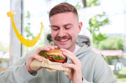 Mann isst Burger