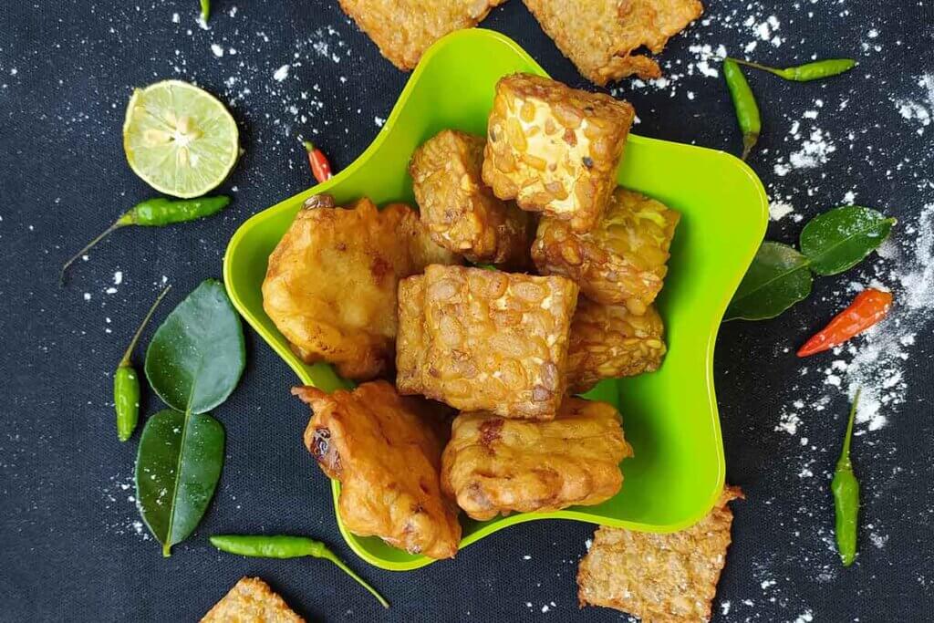 tempeh würfel angerichtet in einer grünen schale