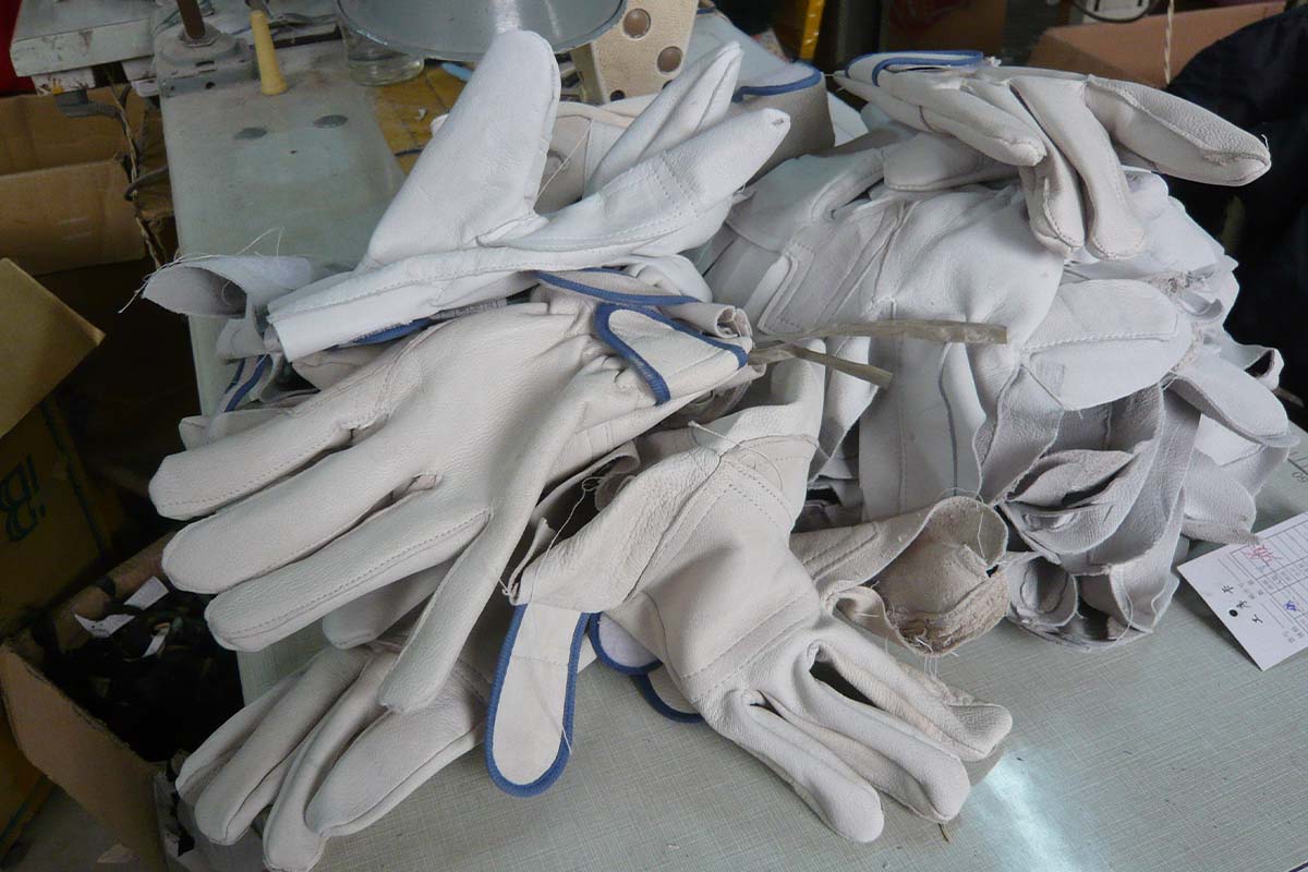 Weisse Handschuhe aus Hundeleder.