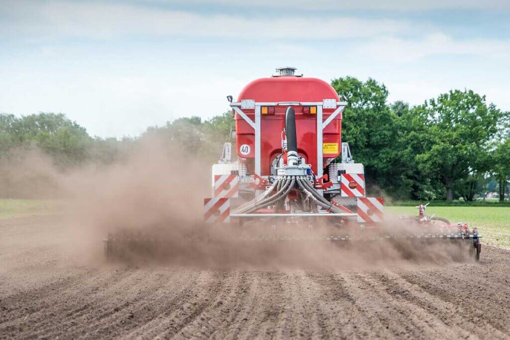 Feld wird mit Guelle geduengt