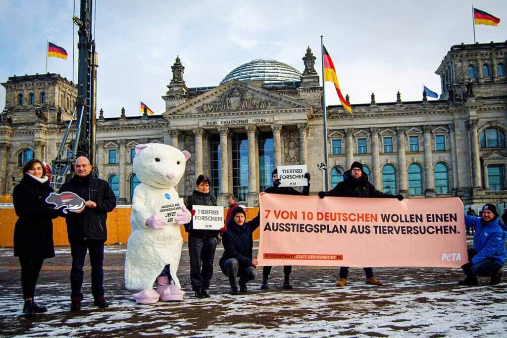 PETA Petitionsuebergabe vor dem Reichstagsgebaeude.