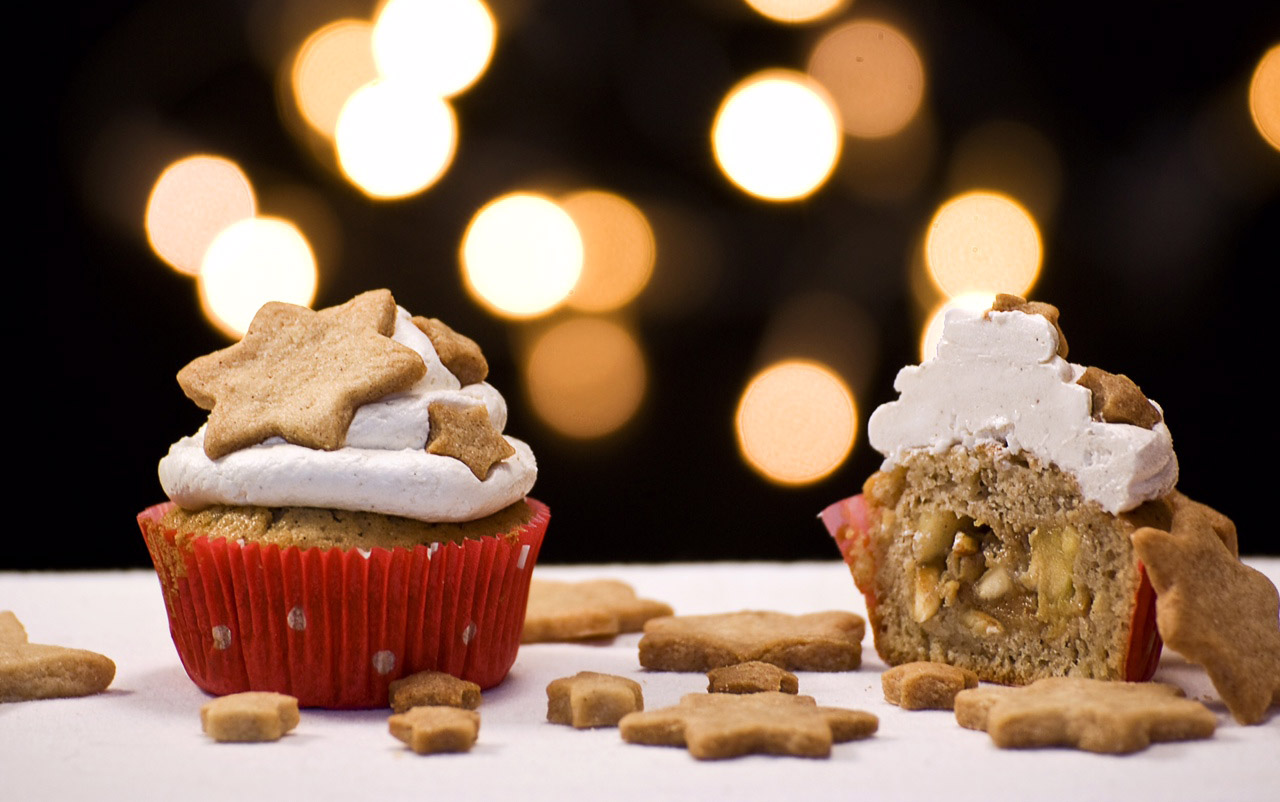 Vegane Bratapfel-Cupcakes mit Vanillecreme und Zimtplätzchen