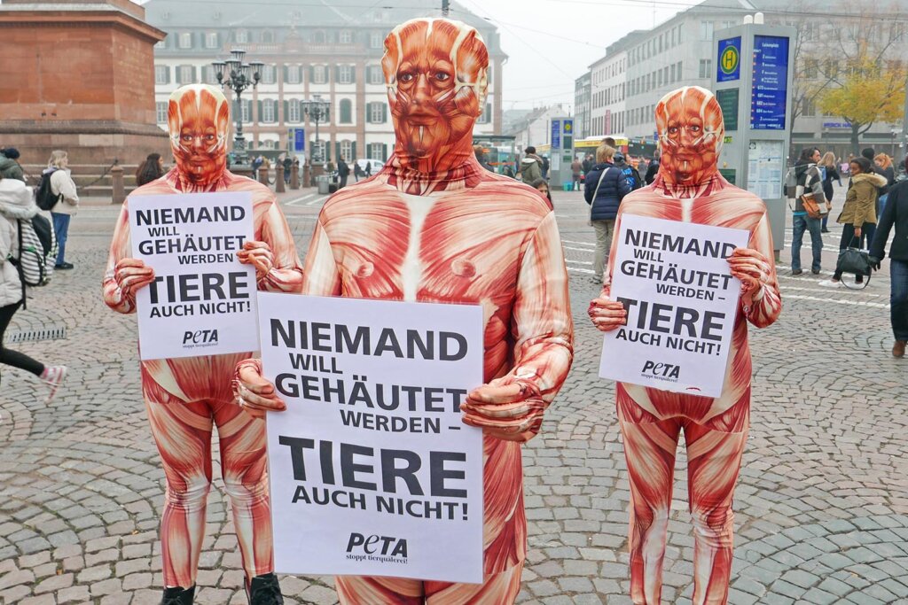 menschen in einem anzug mit plakaten in der hand