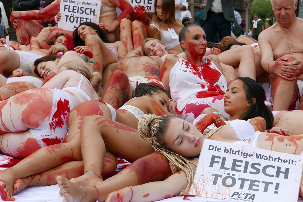 Demonstranten mit Kunstblut gegen Fleischessen