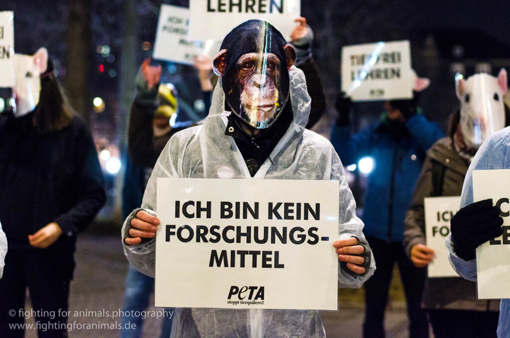 Demonstrant mit Maske gegen Tierversuche