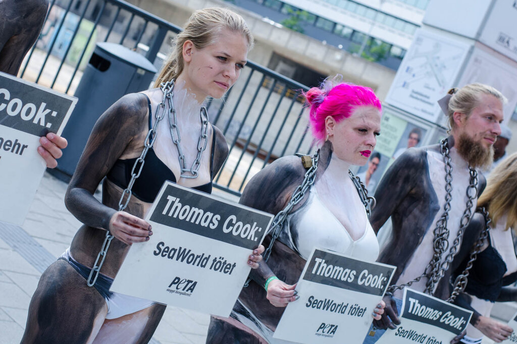 Demonstrantinnen mit Bodypainting gegen Meereszoos