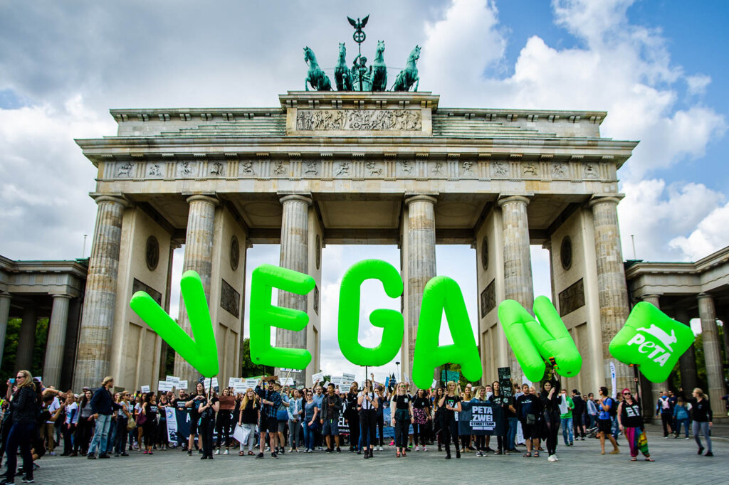 Schriftzug Vegan aus Luftballons vor dem Brandenburger Tor