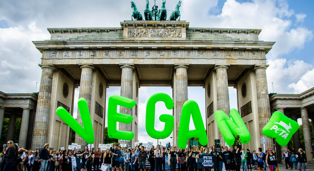 Schriftzug Vegan aus Luftballons vor dem Brandenburger Tor