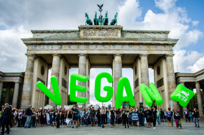 Schriftzug Vegan aus Luftballons vor dem Brandenburger Tor