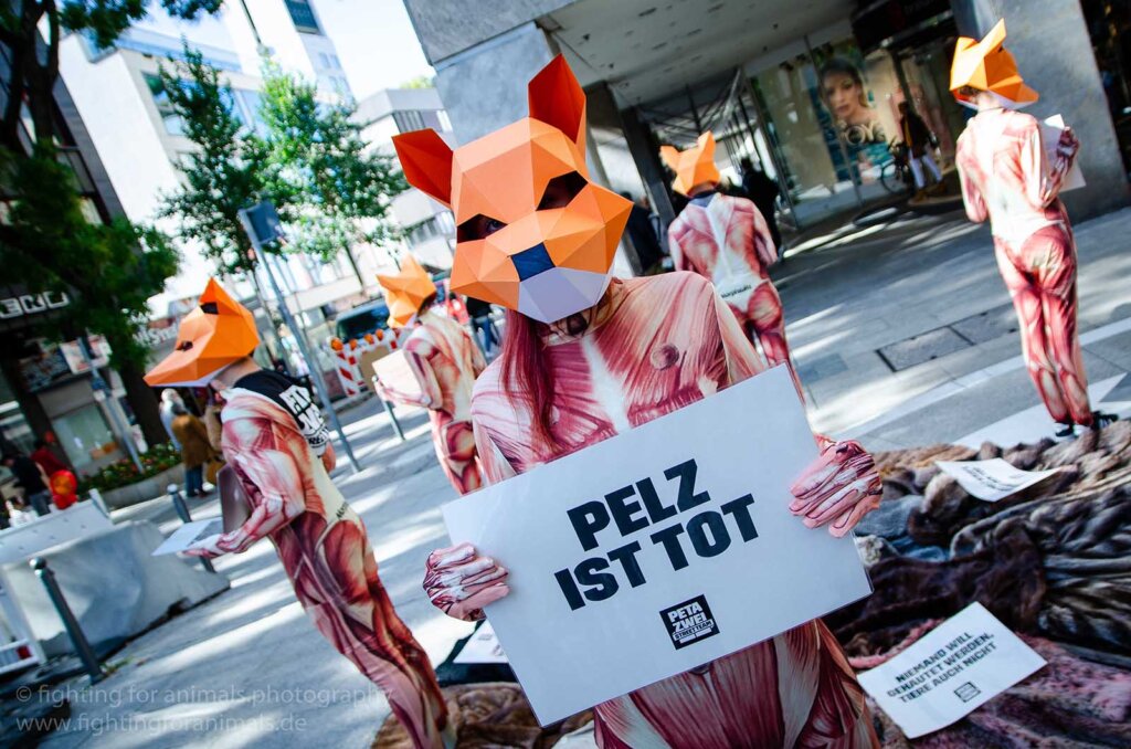Demonstrant mit Fuchsmaske gegen Pelz