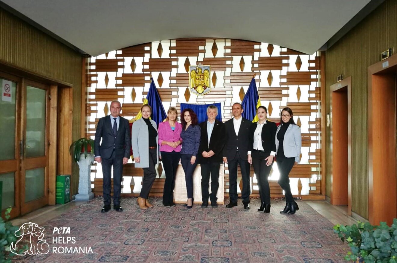 PETA Mitarbeitende mit rumaenischen Politikerinnen