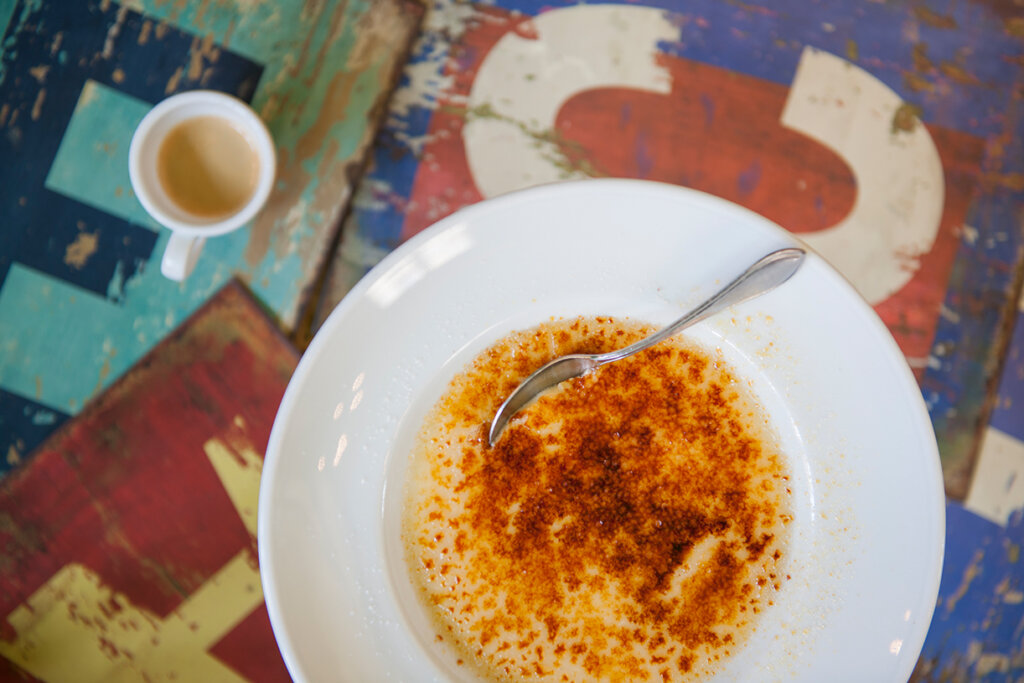 creme brulee in einem teller