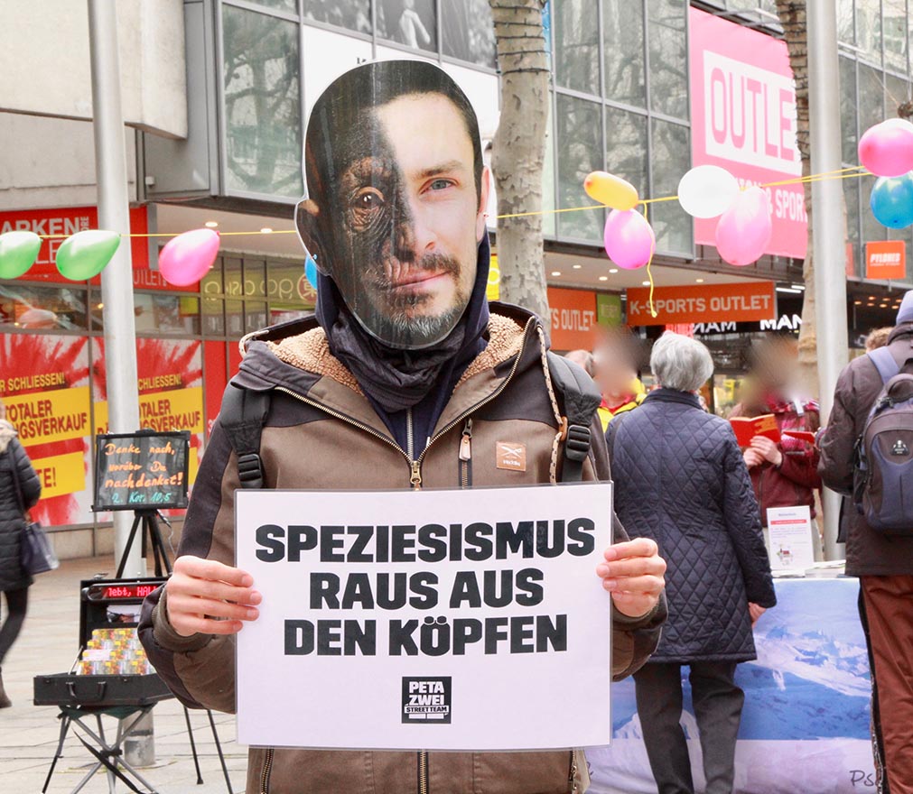 Demo Aktion Mensch mit Schild