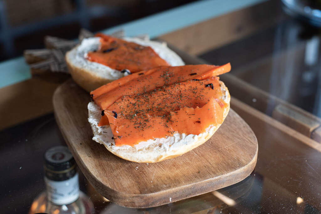 veganer lachs auf dem broetchen