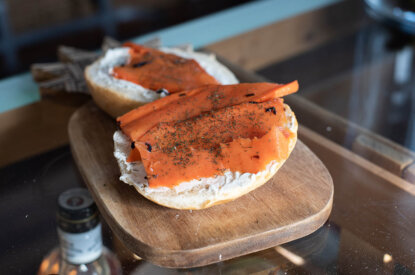 veganer lachs auf dem broetchen