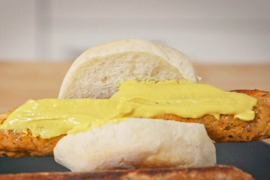 Vegane Bratwurst im Brötchen