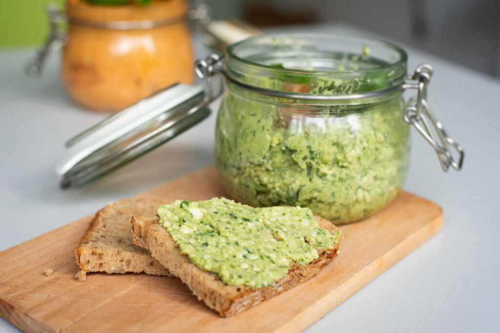Brot mit Avocadoaufstrich