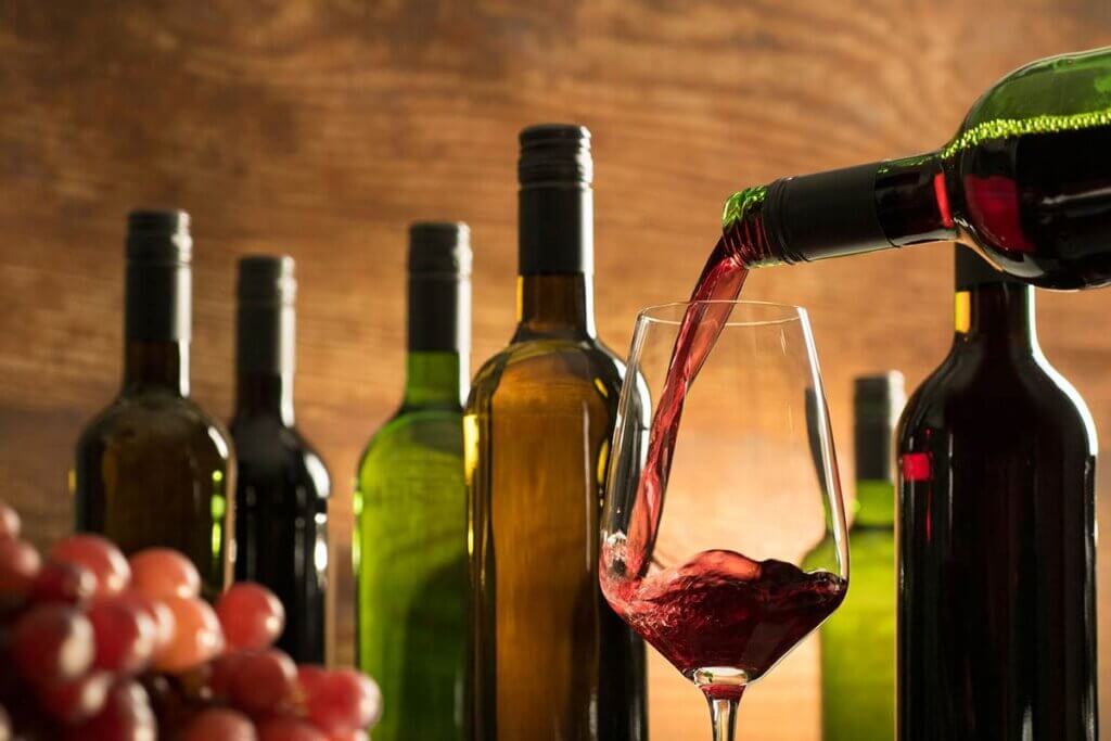Wein wird in ein Glas geschuettet