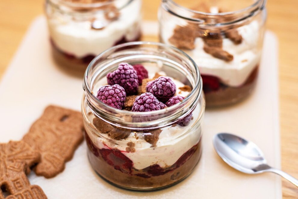 Veganes Spekulatius-Schichtdessert mit Himbeeren - PETA Deutschland e.V.