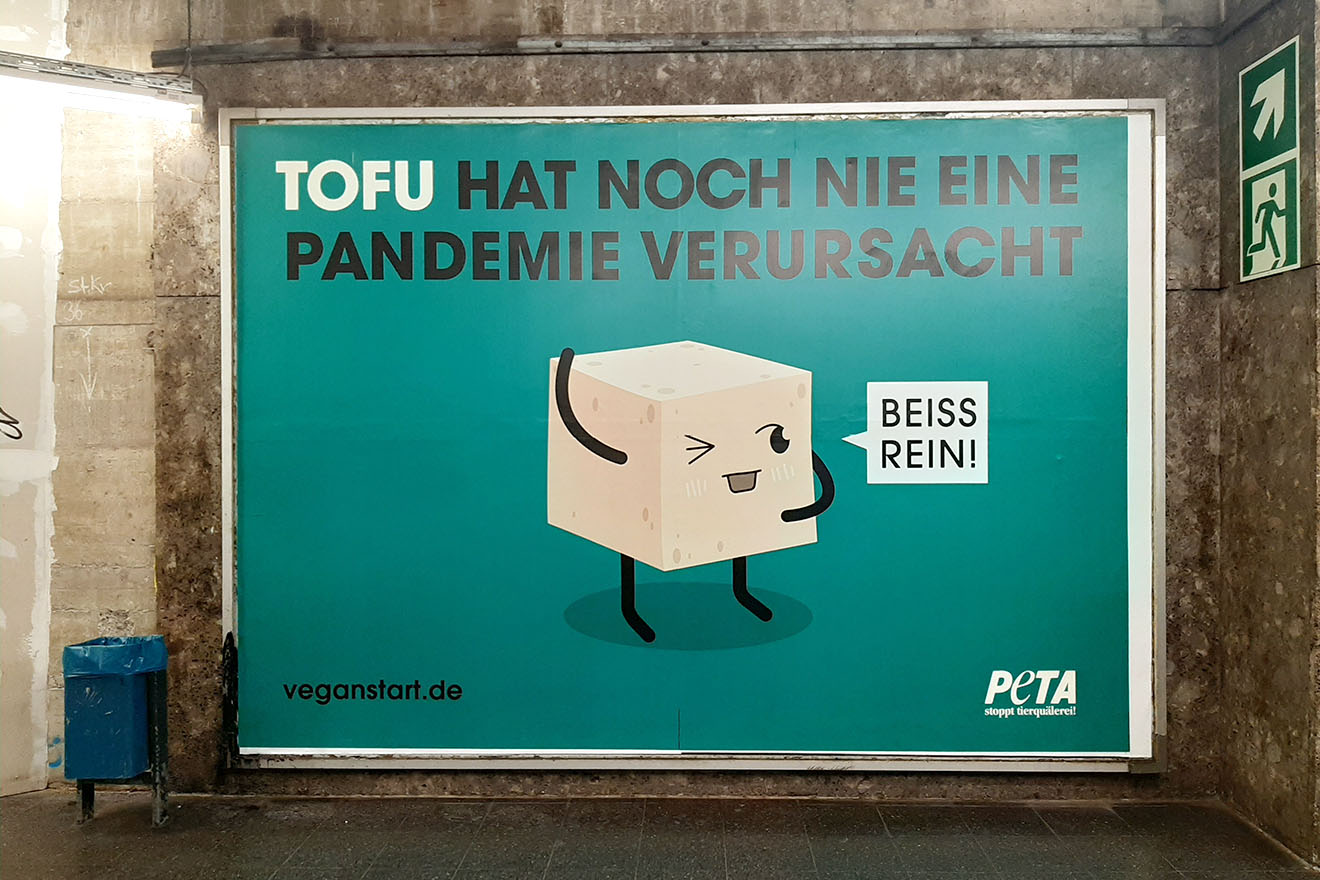 „Tofu hat noch nie eine Pandemie verursacht“ – PETA-Plakat-Aktion