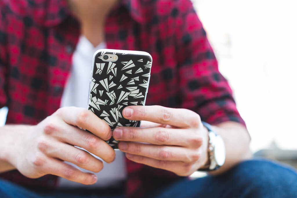 Mann mit Smartphone in der Hand