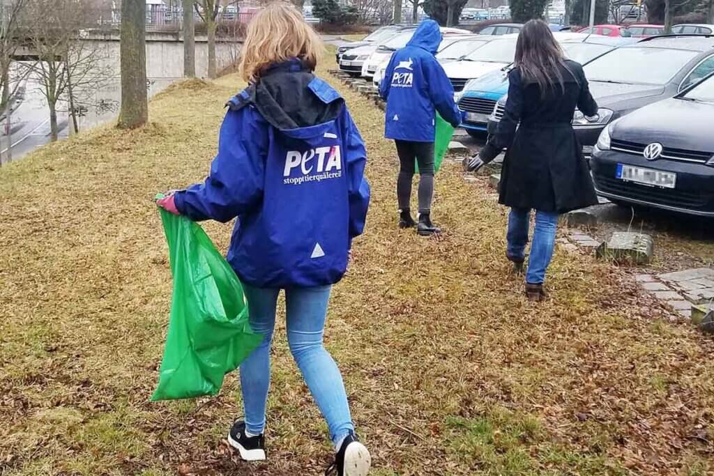 PETA Mitarbeitende sammeln Muell am Strassenrand.