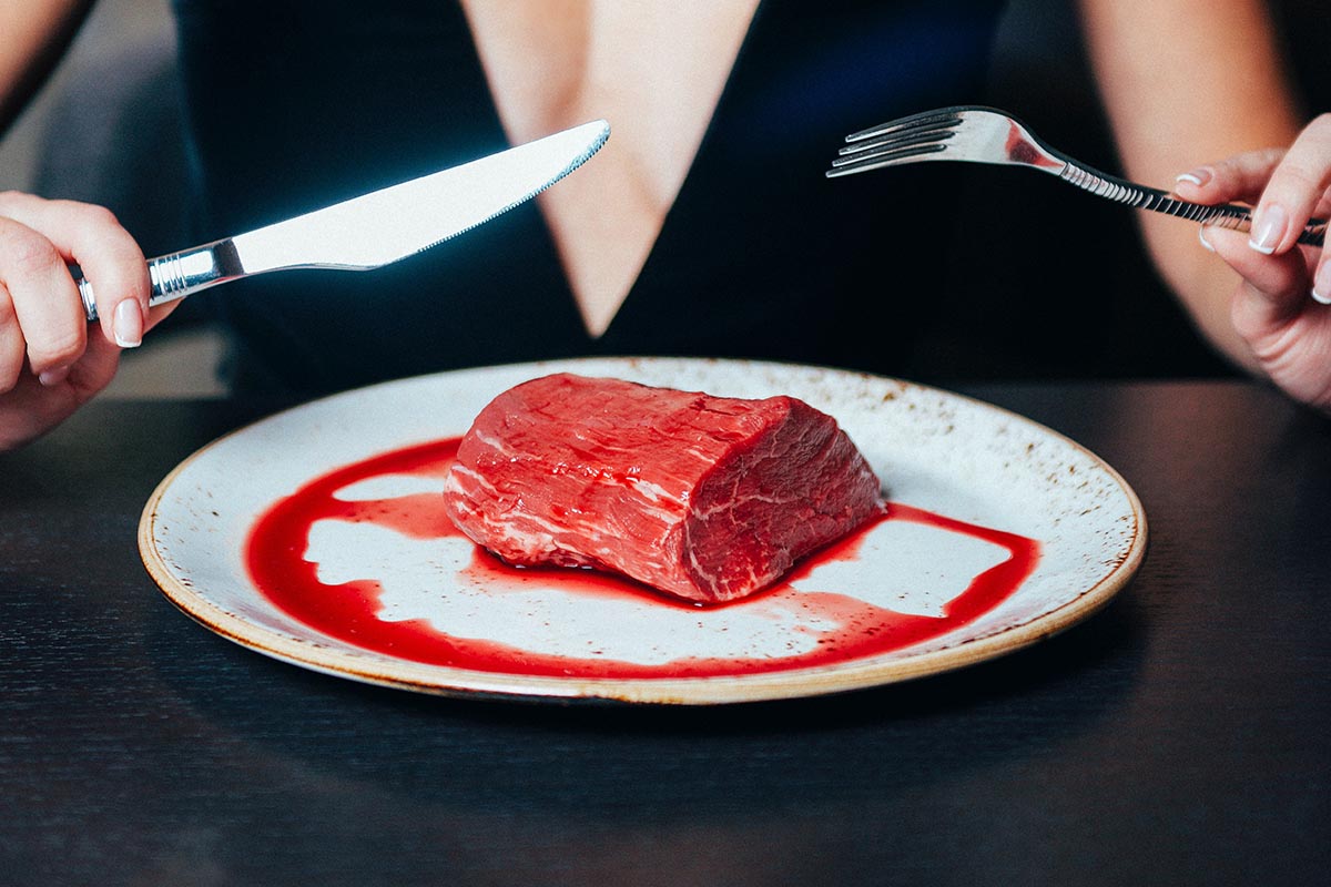 Wie Menschen sich für ihren Fleischkonsum rechtfertigen – und was Veganer daraus lernen können