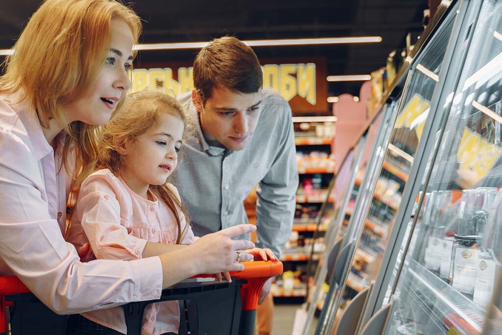 Familie vor Supermarktregal