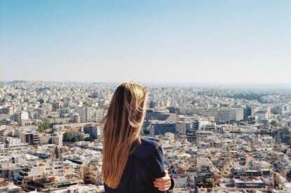 Frau mit Stadtausblick
