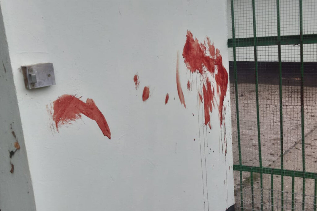 Blutspuren an einer Wand