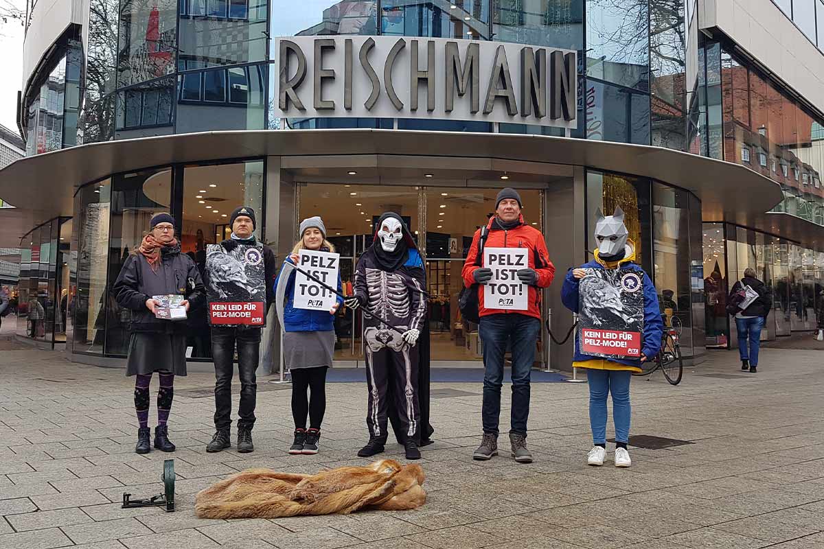 Demonstration gegen Pelz vor Kleidungsgeschaeft