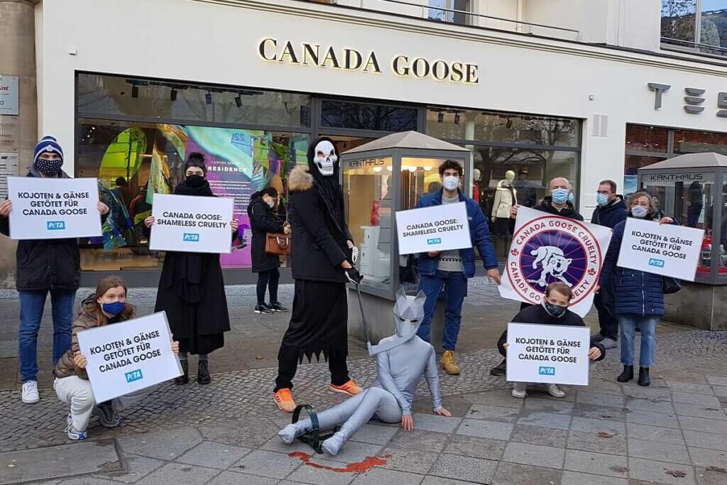 Demonstration gegen Pelz vor Canada Goose Geschaeft