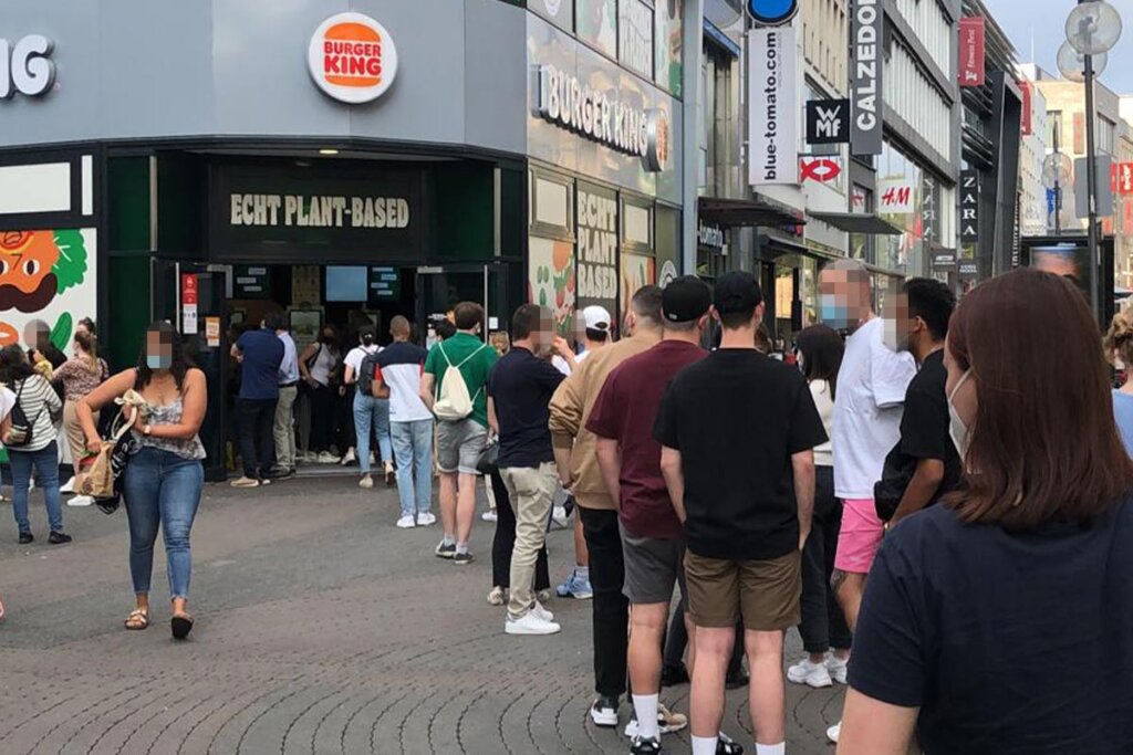 Menschen vor Burger King Pop-Up-Store Köln