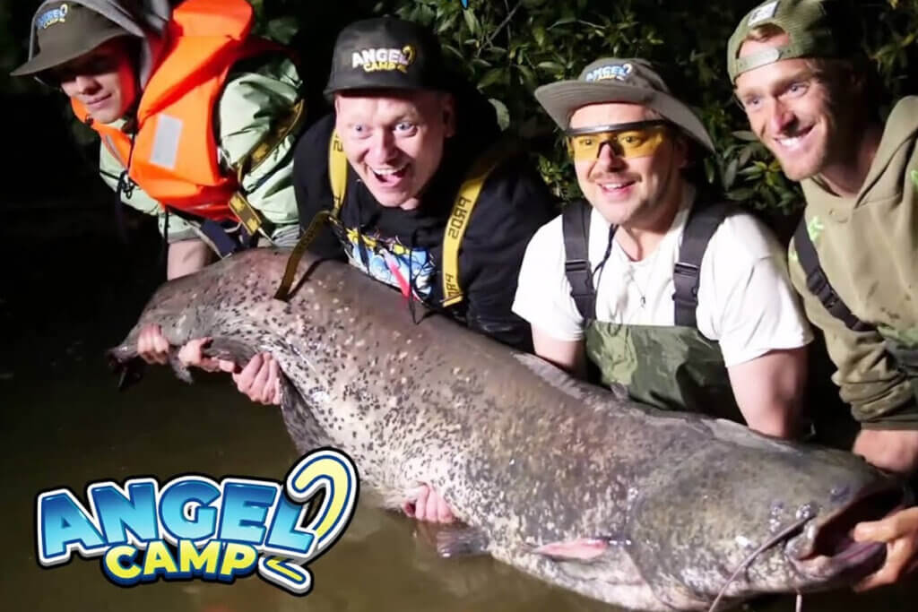YouTuber halten Fisch in der Hand