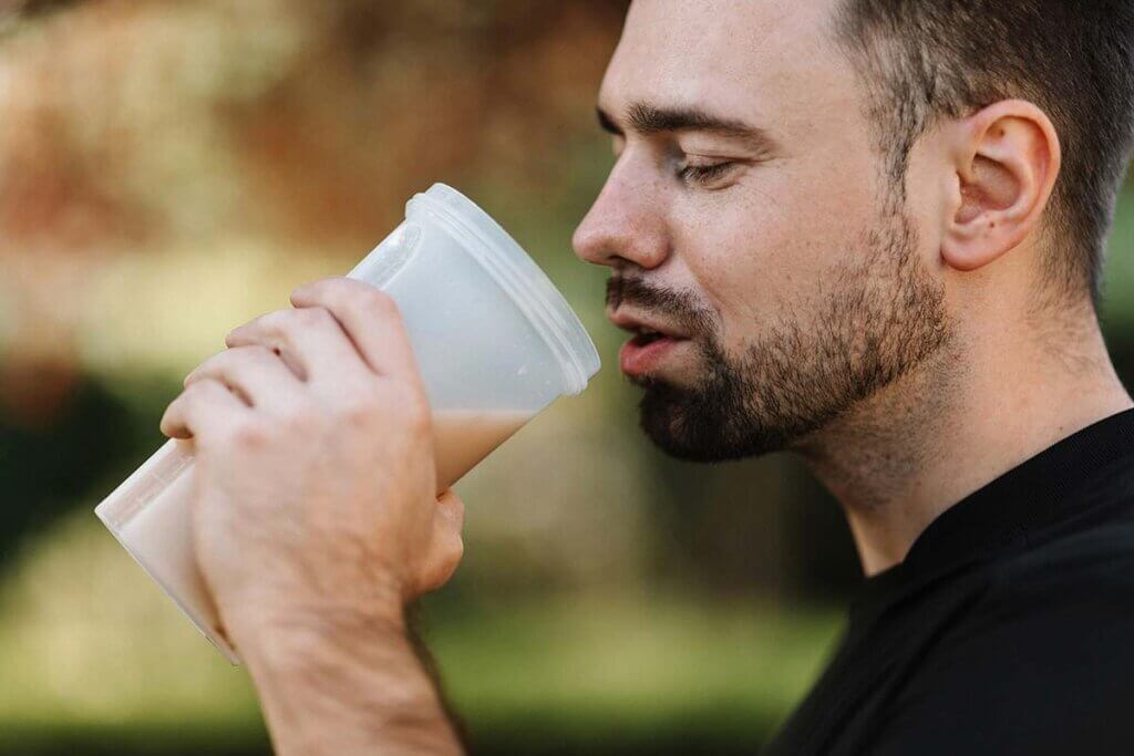Ein Mann trinkt einen Proteinshake