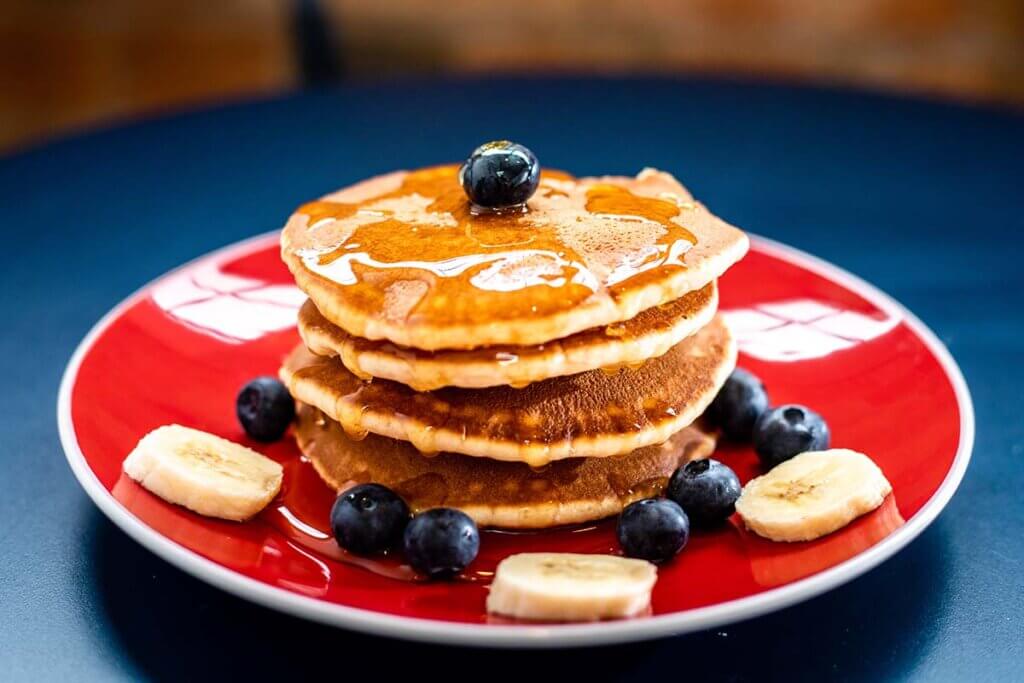 pancakes mit blaubeeren und bananen