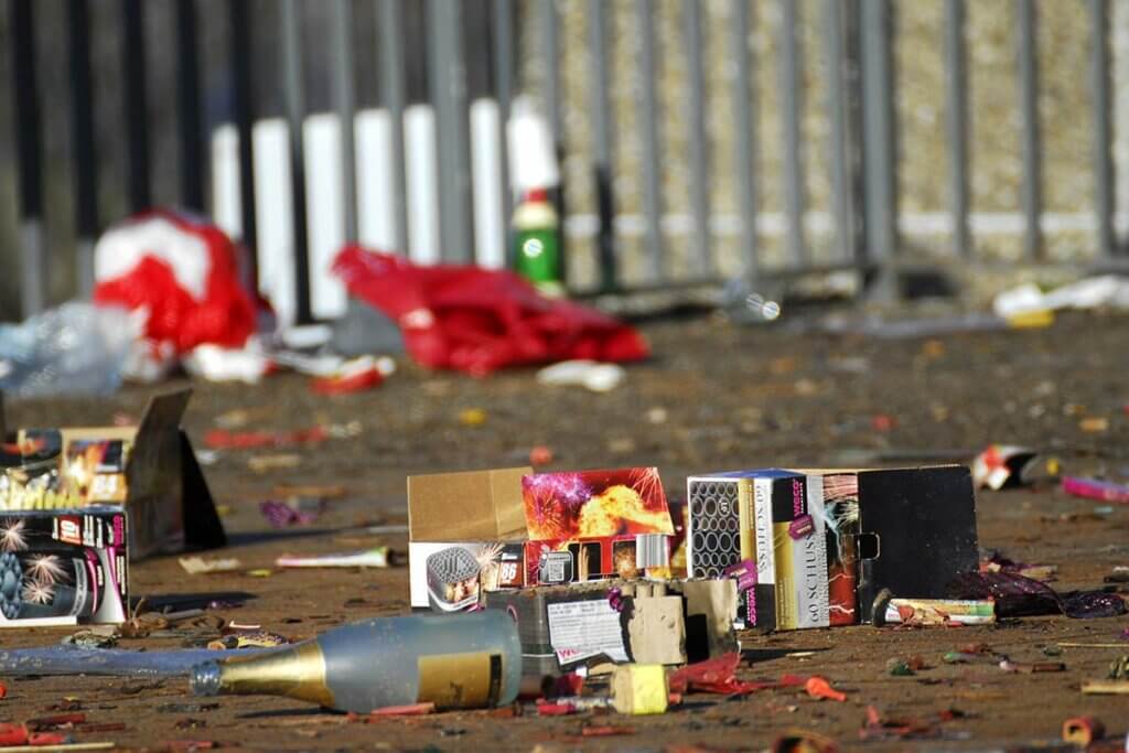 Muell vom Feuerwerk und Boellern auf der Strasse