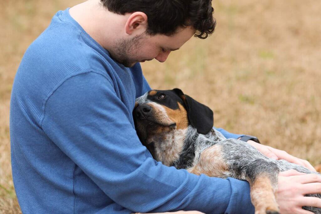 Mann streichelt Hund