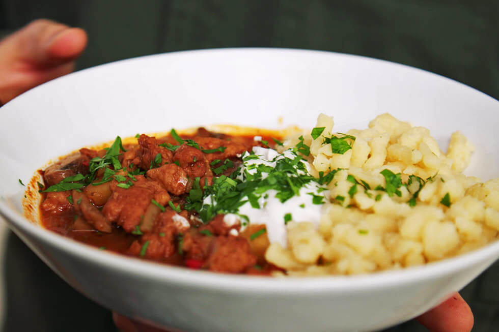 Veganes Gulasch mit Spaetzle