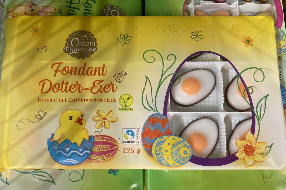 Rechteckige gelbe Verpackung von Fondant Eiern.