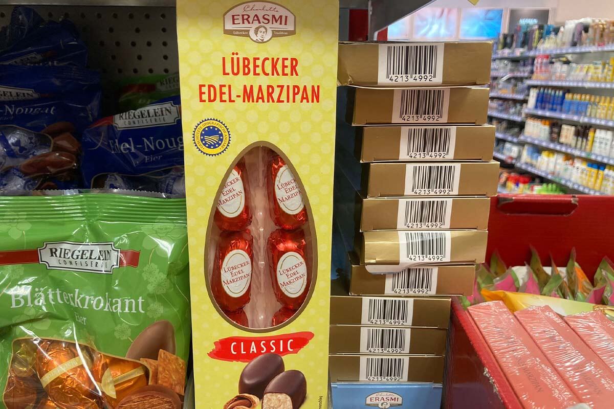 Gelbe rechteckige Verpackung von Edel Marzipan.