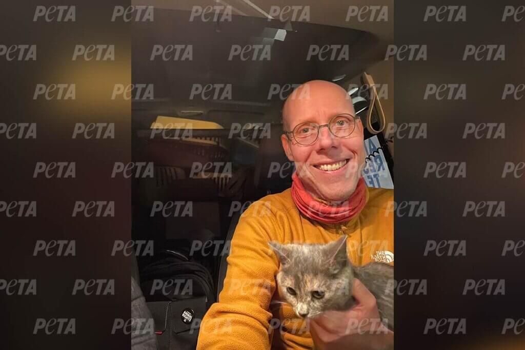 PETA Mitarbeiter Daniel Cox im Auto mit einer Katze im Arm