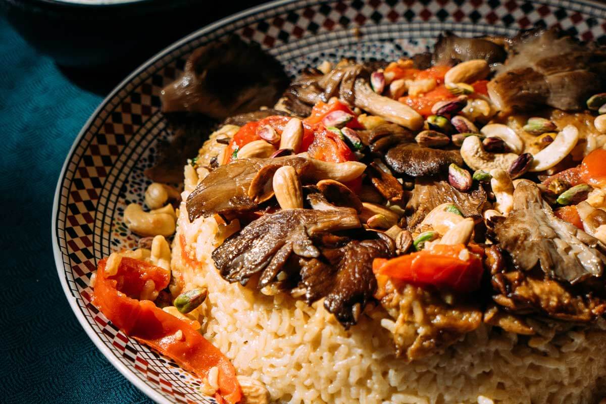 Maqluba vegan: Arabisches Reisgericht mit Auberginen & Pilzen